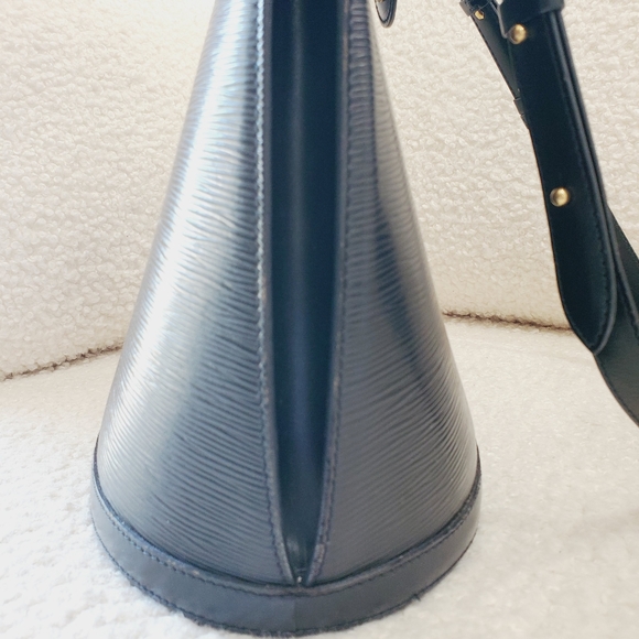 Black Epi Louis Vuitton Purse - Picture 8 of 17